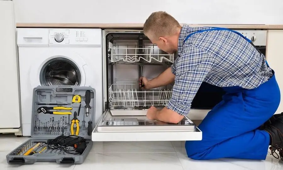 Serdivan Beko servisi teknisyen ekibi beyaz eşya tamiri yaparken
